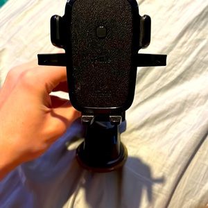 Windshield mount wireless fast charger